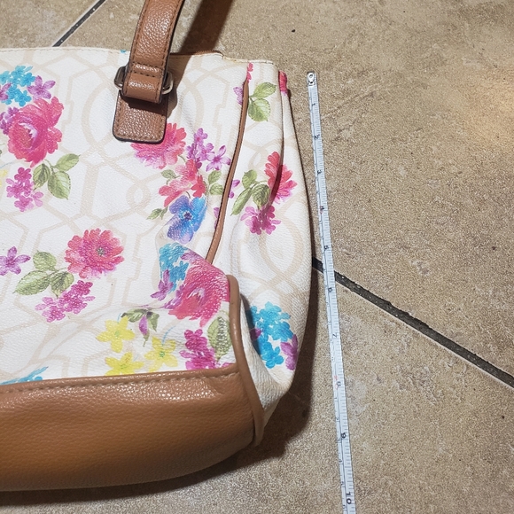 White Multi-compartment Floral Shoulder Bag - Picture 9 of 9